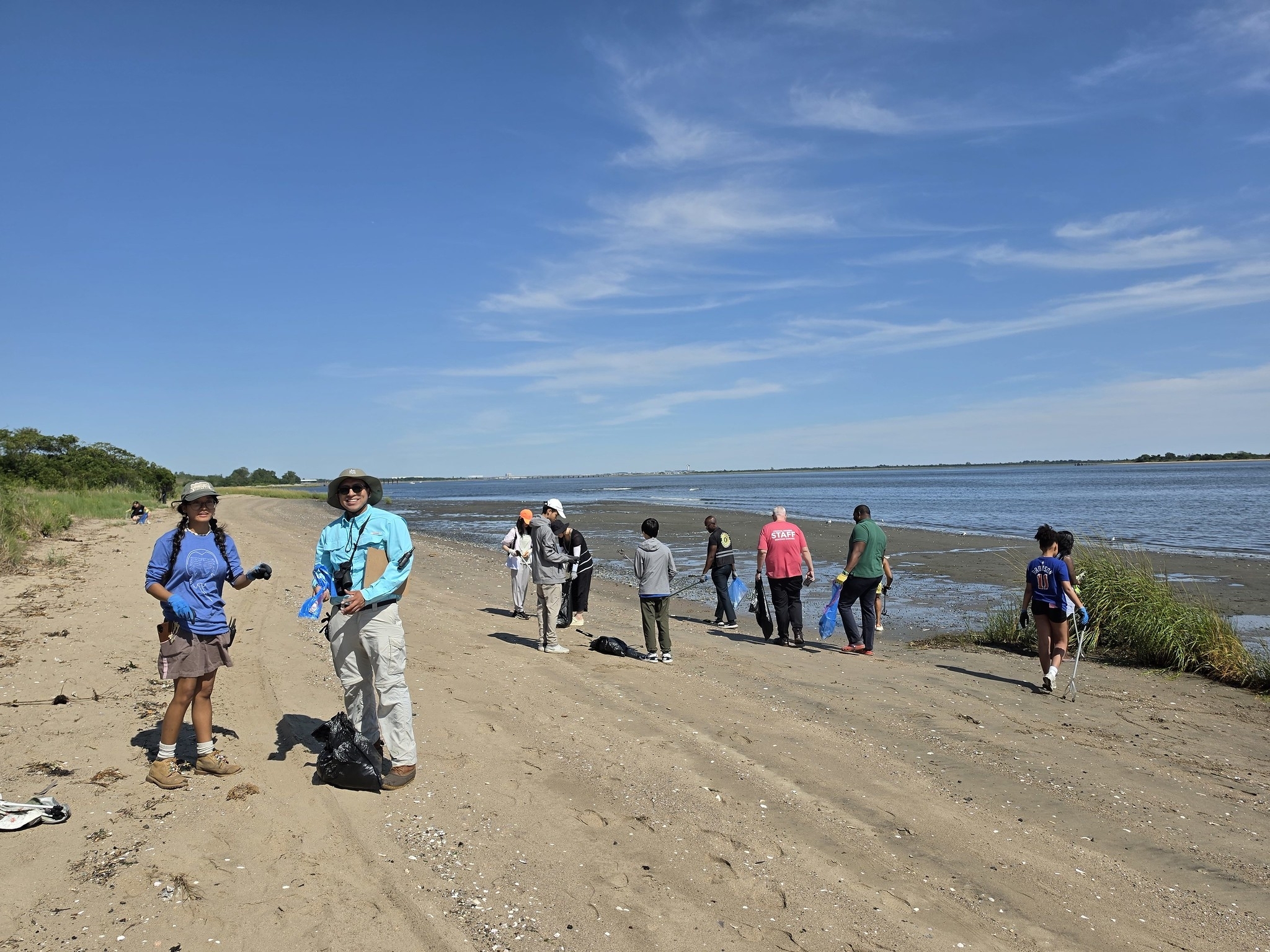 Alumni clean up beach